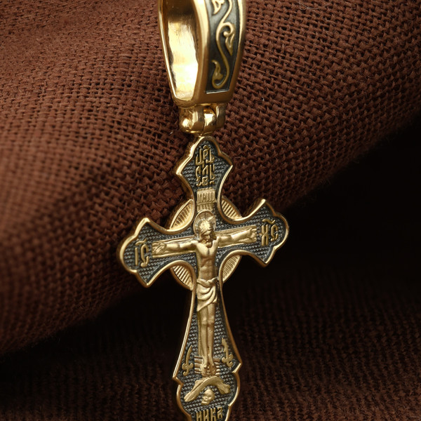 Крест из лимонного золота