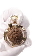 Подвеска из лимонного золота c эмалью и железным деревом