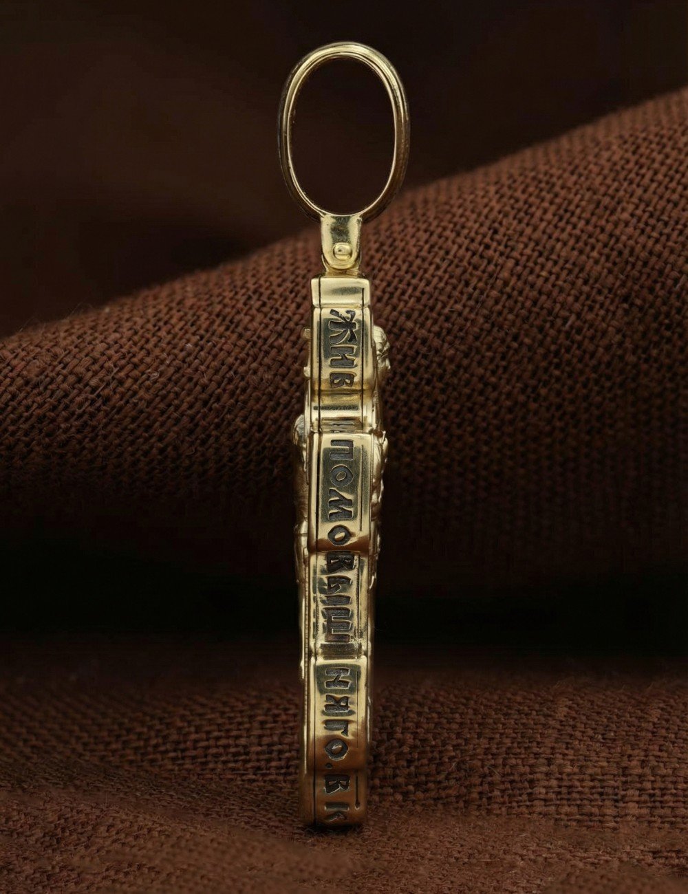 Крест из лимонного золота