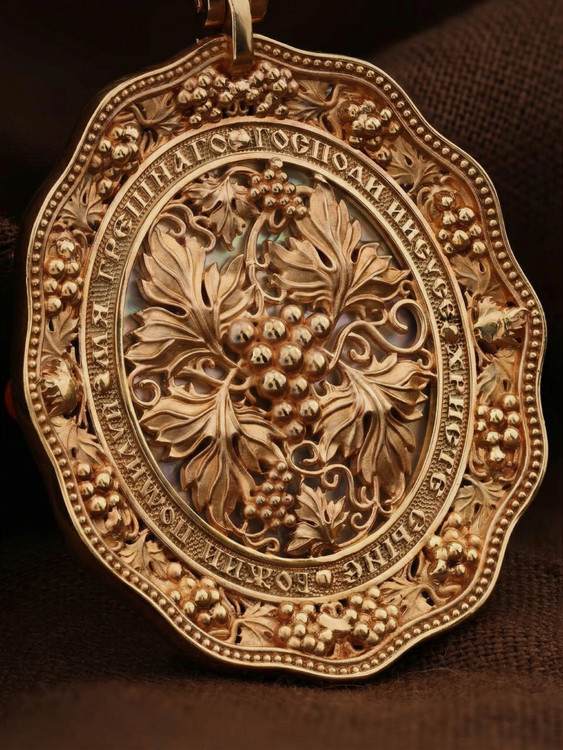 Нательная икона из красного золота 585 пробы c эмалью, жемчугом, кораллом и перламутром