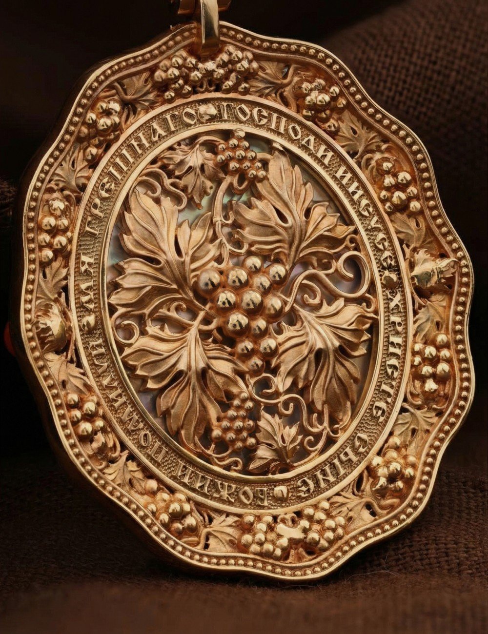 Образок из золота c эмалью, жемчугом, кораллом и перламутром