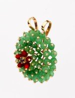 Подвеска из золота c гранатом, хризопразом и кораллом