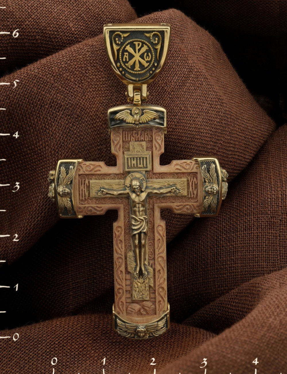 Крест из лимонного золота c деревом груши