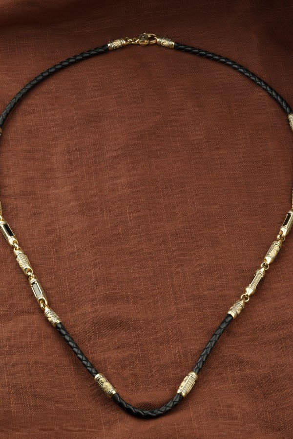 Гайтан из лимонного золота c кожаным шнурком и ониксом