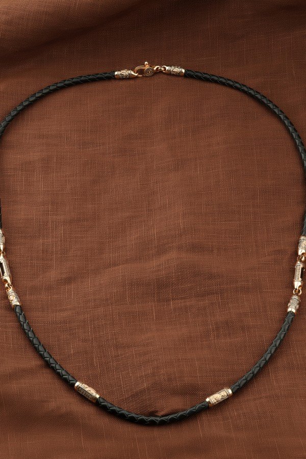 Гайтан из золота c кожаным шнурком и ониксом