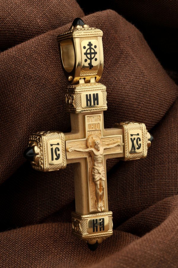 Крест из лимонного золота c эмалью, ониксом и деревом груши