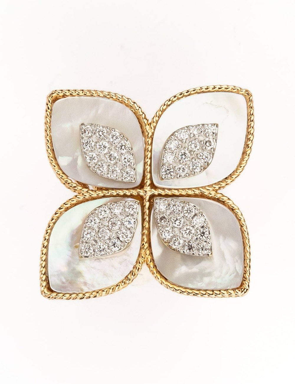 Кольцо из золота c бриллиантами и перламутром