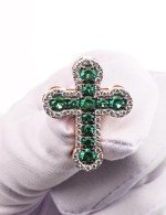 Крест из золота c бриллиантами и изумрудом