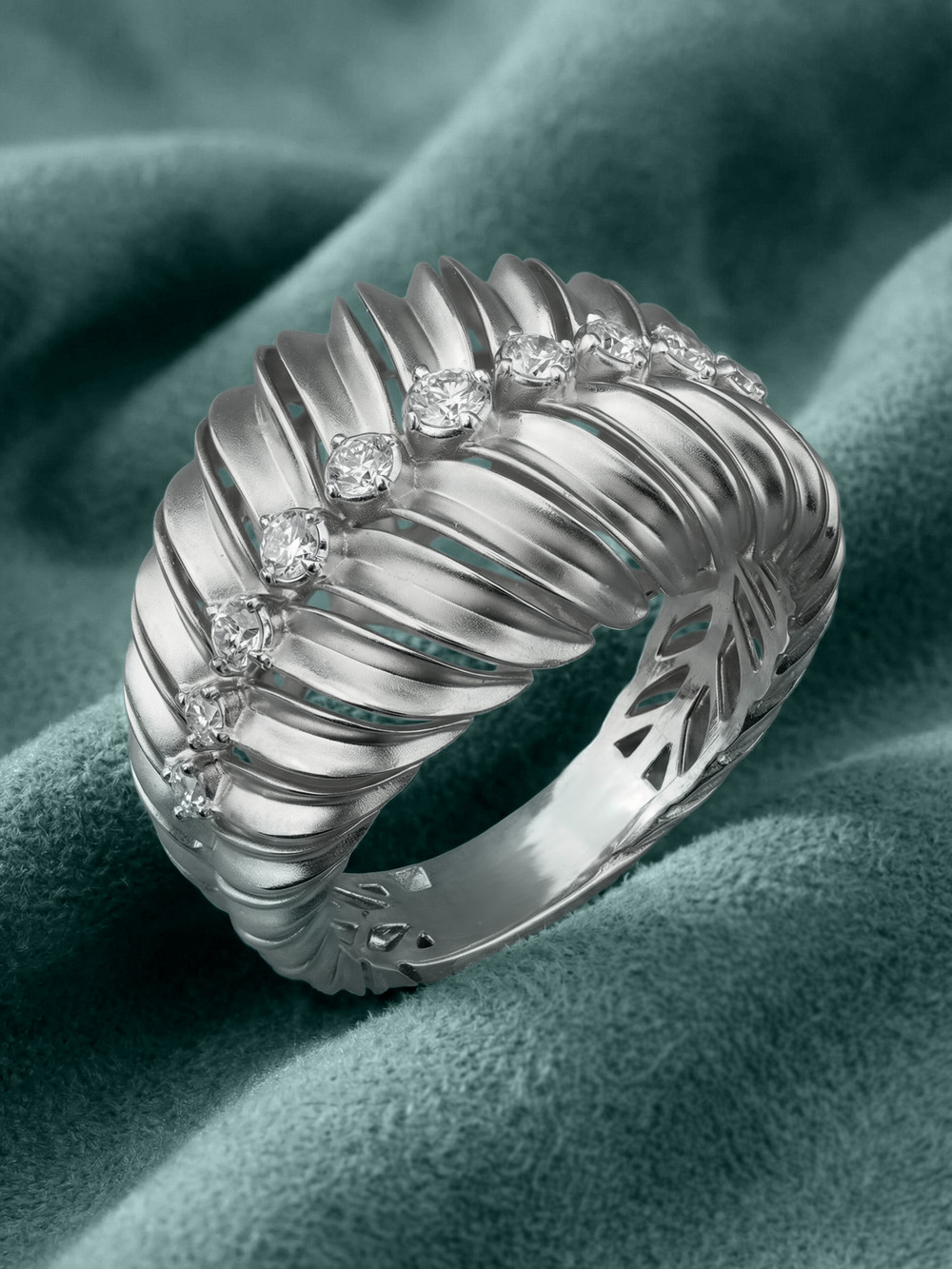 Кольцо из белого золота 585 пробы c бриллиантами