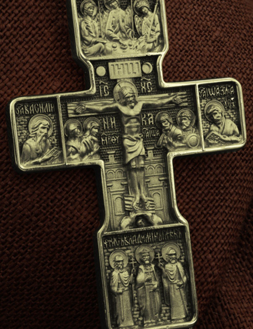 Крест из лимонного золота