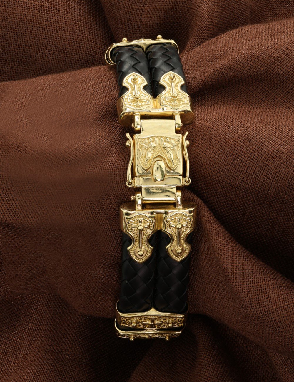 Браслет из золота c шнурком