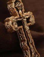 Крест из золота c эбеновым деревом