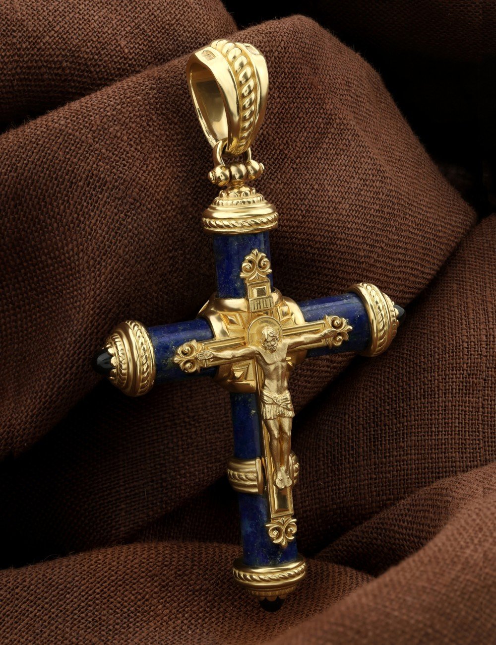 Крест из лимонного золота c ониксом и лазуритом