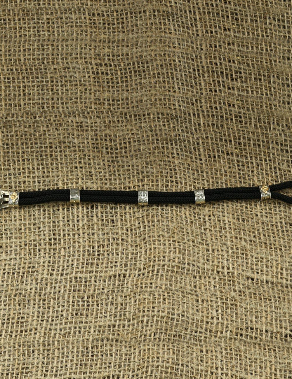 Браслет из серебра и золота c ониксом и шёлковым шнурком