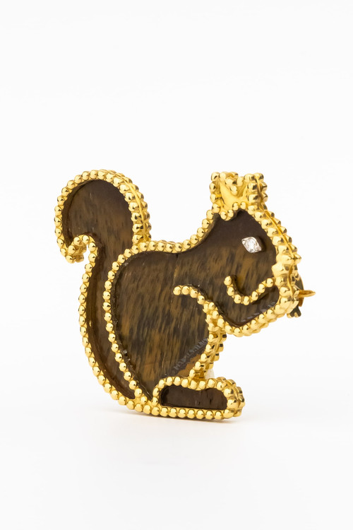 Брошь из лимонного золота 585 пробы c бриллиантами и тигровым глазом