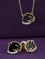 Колье из лимонного золота c бриллиантами, изумрудом и ониксом