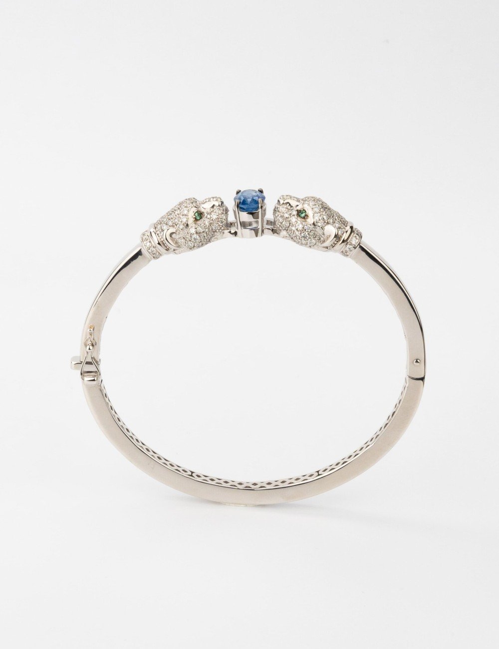Браслет из белого золота c бриллиантами, сапфиром и изумрудом