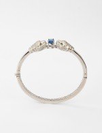 Браслет из белого золота c бриллиантами, сапфиром и изумрудом