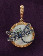 Подвеска из золота c сапфиром, эмалью и перламутром