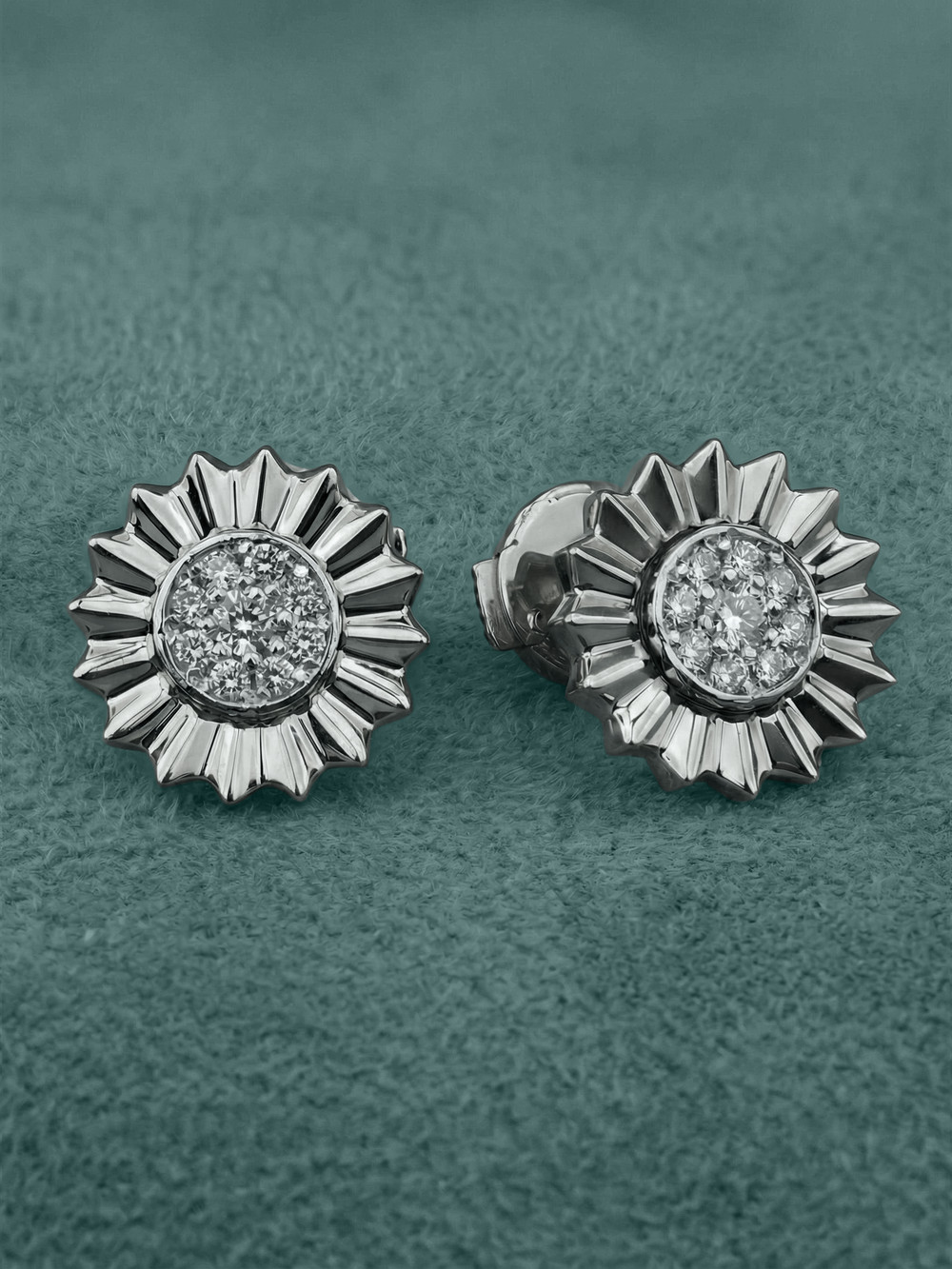 Серьги из белого золота 585 пробы c бриллиантами