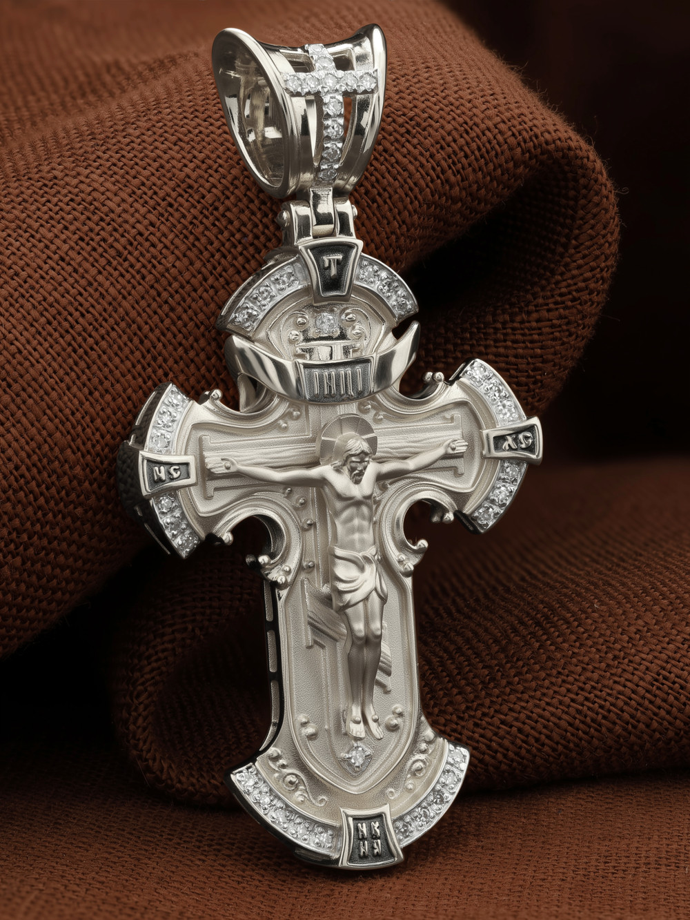 Крест из белого золота 585 пробы c бриллиантами