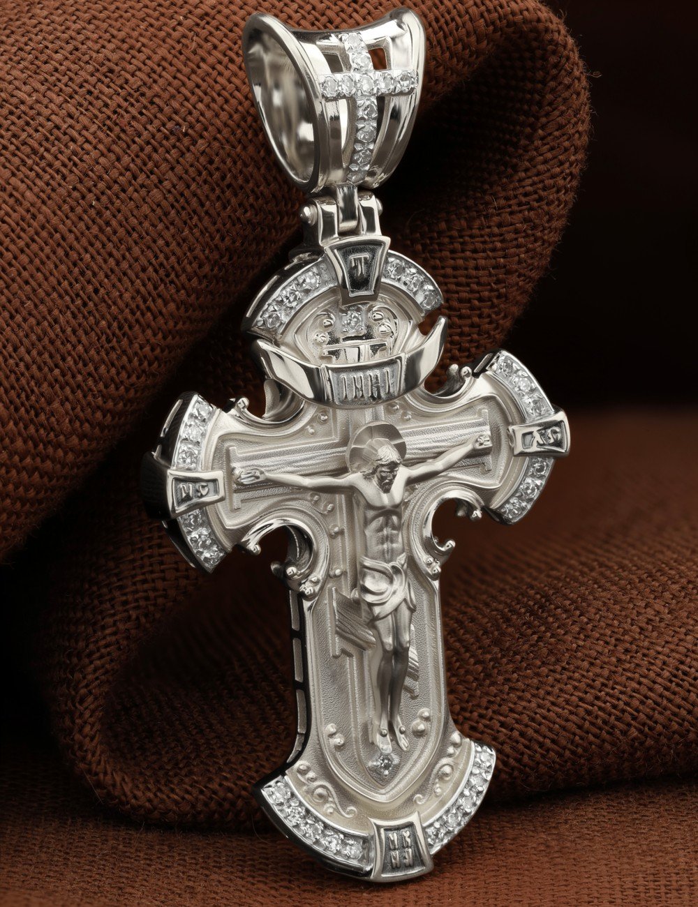 Крест из белого золота c бриллиантами