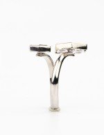 Кольцо из белого золота c ониксом и перламутром