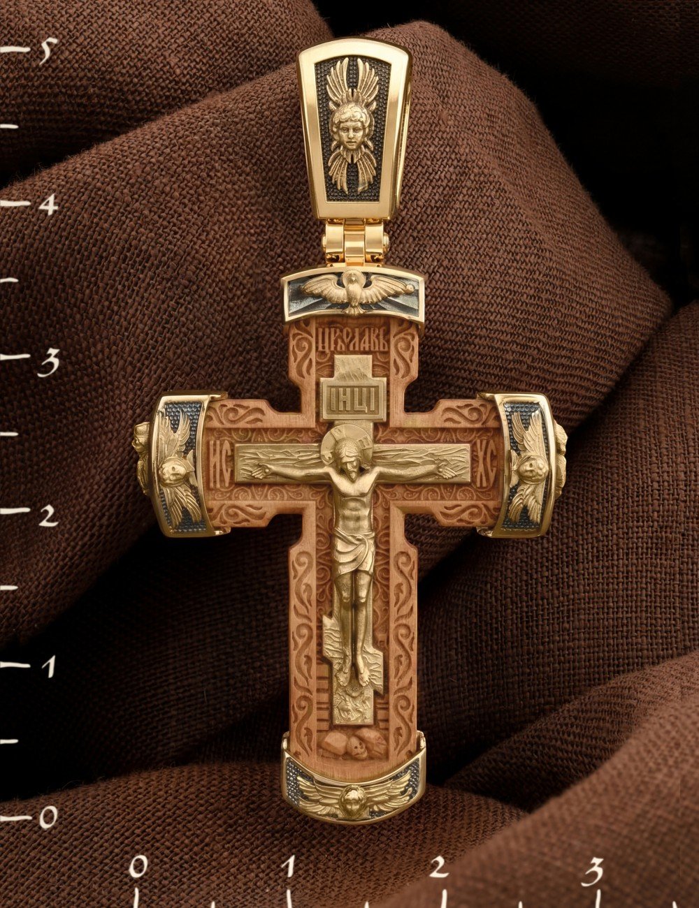 Крест из лимонного золота c деревом груши