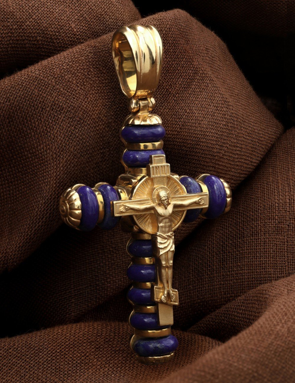 Крест из лимонного золота c лазуритом