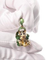 Подвеска из золота c эмалью и изумрудом