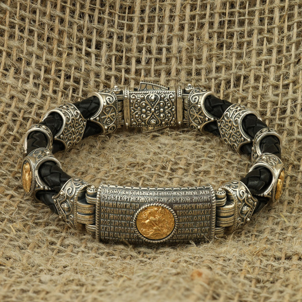 Браслет из серебра 925 пробы и золота 750 пробы c кожаным шнурком