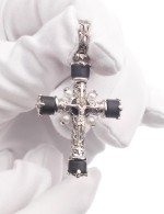 Крест из белого золота c жемчугом и ониксом
