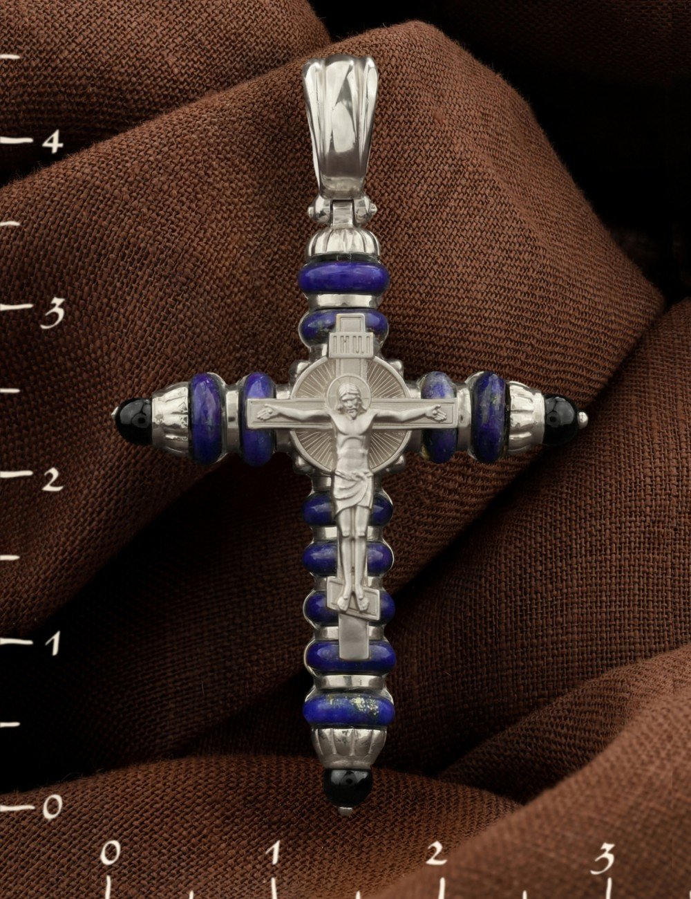 Крест из белого золота c ониксом и лазуритом