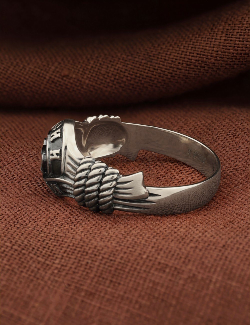 Кольцо из белого золота