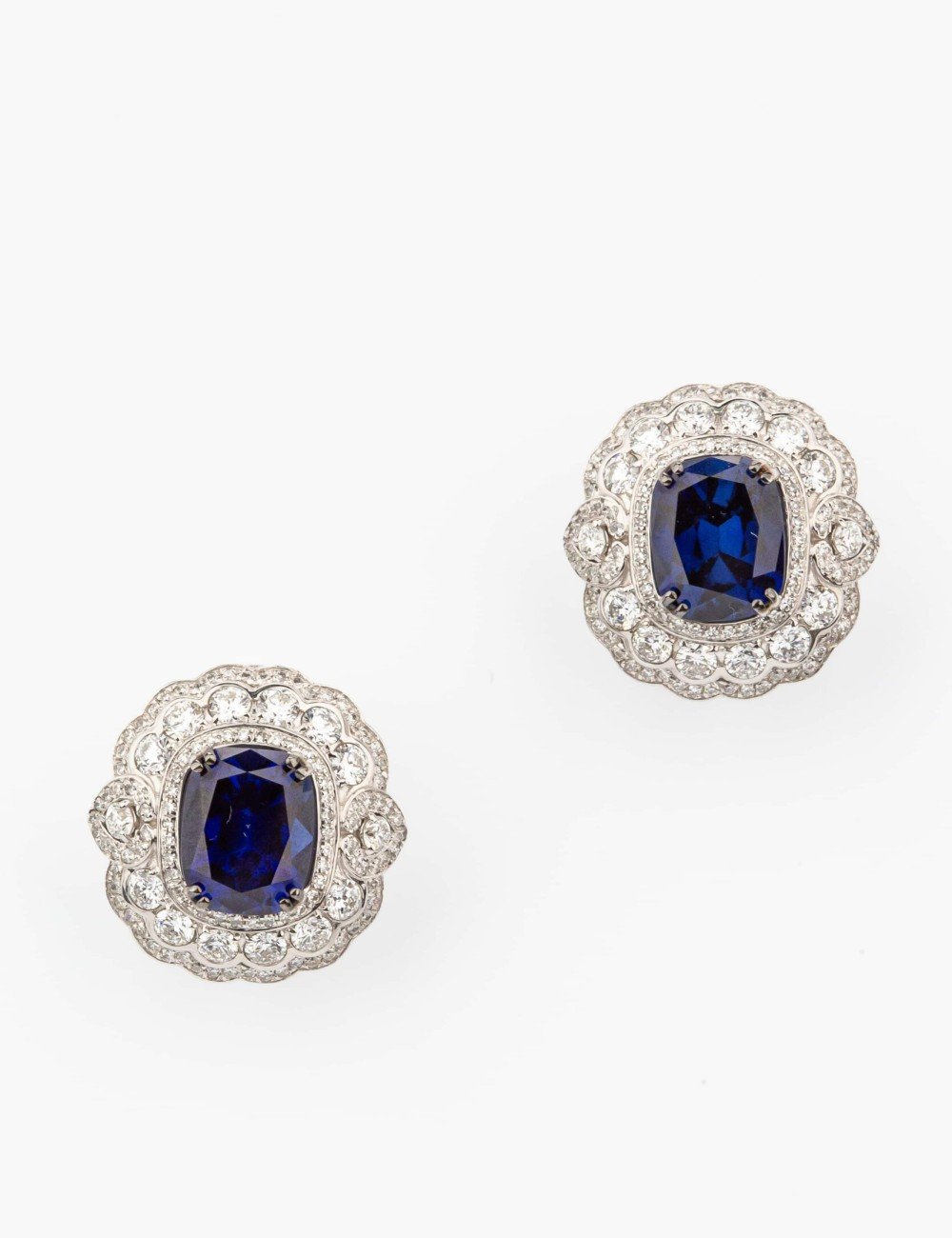 Серьги из белого золота c бриллиантами и сапфиром