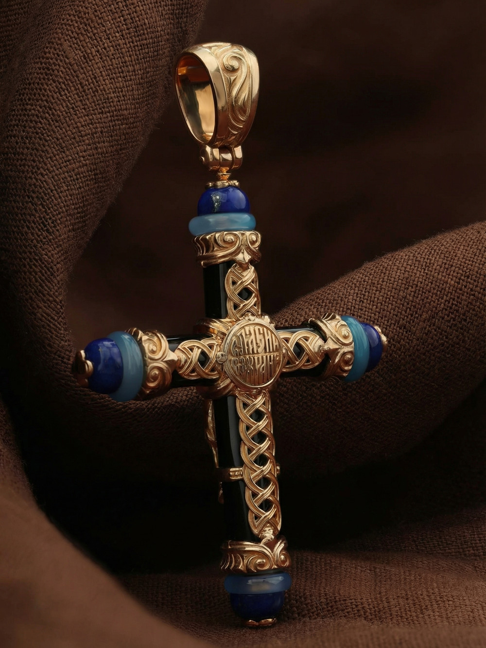 Крест из красного золота 585 пробы c ониксом, агатом и лазуритом