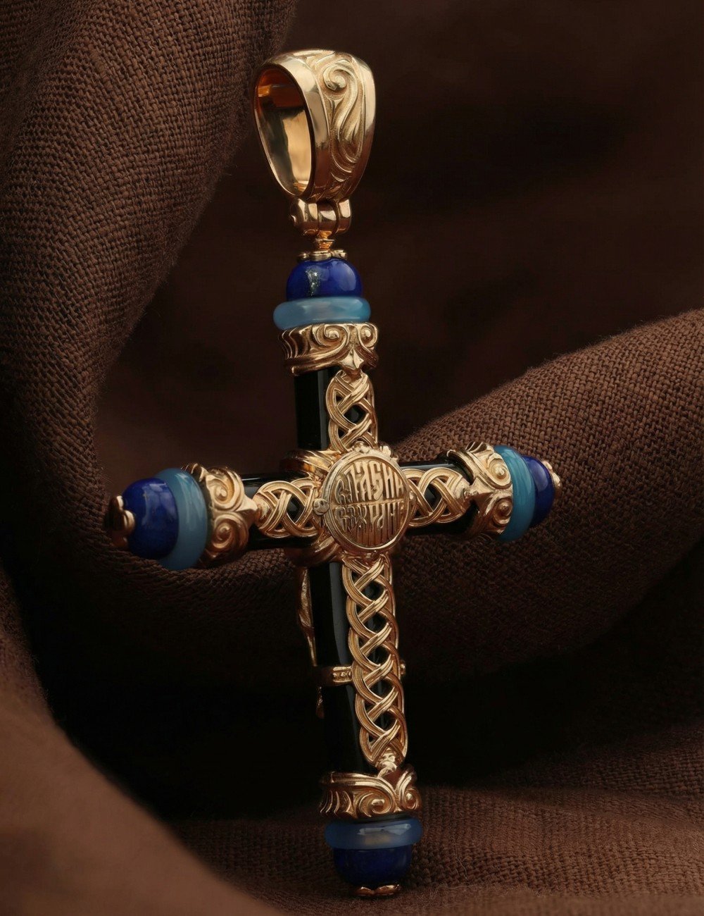 Крест из золота c ониксом, агатом и лазуритом