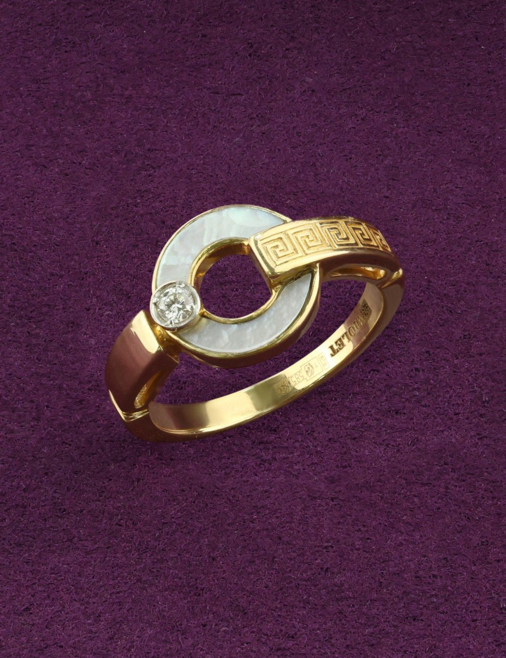 Кольцо из лимонного золота c бриллиантами и перламутром