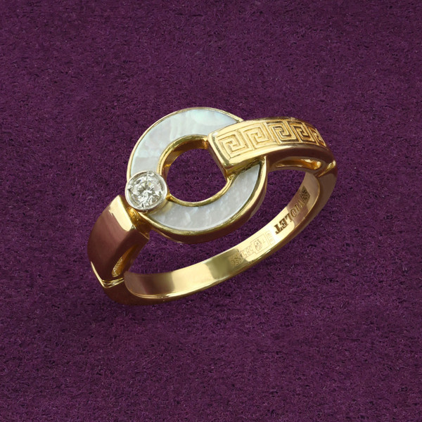 Кольцо из лимонного золота 585 пробы c бриллиантами и перламутром