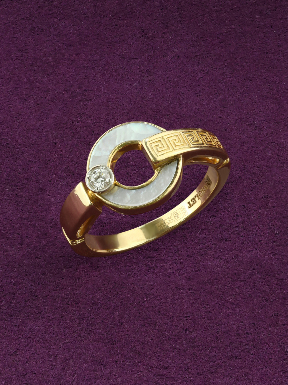 Кольцо из лимонного золота 585 пробы c бриллиантами и перламутром