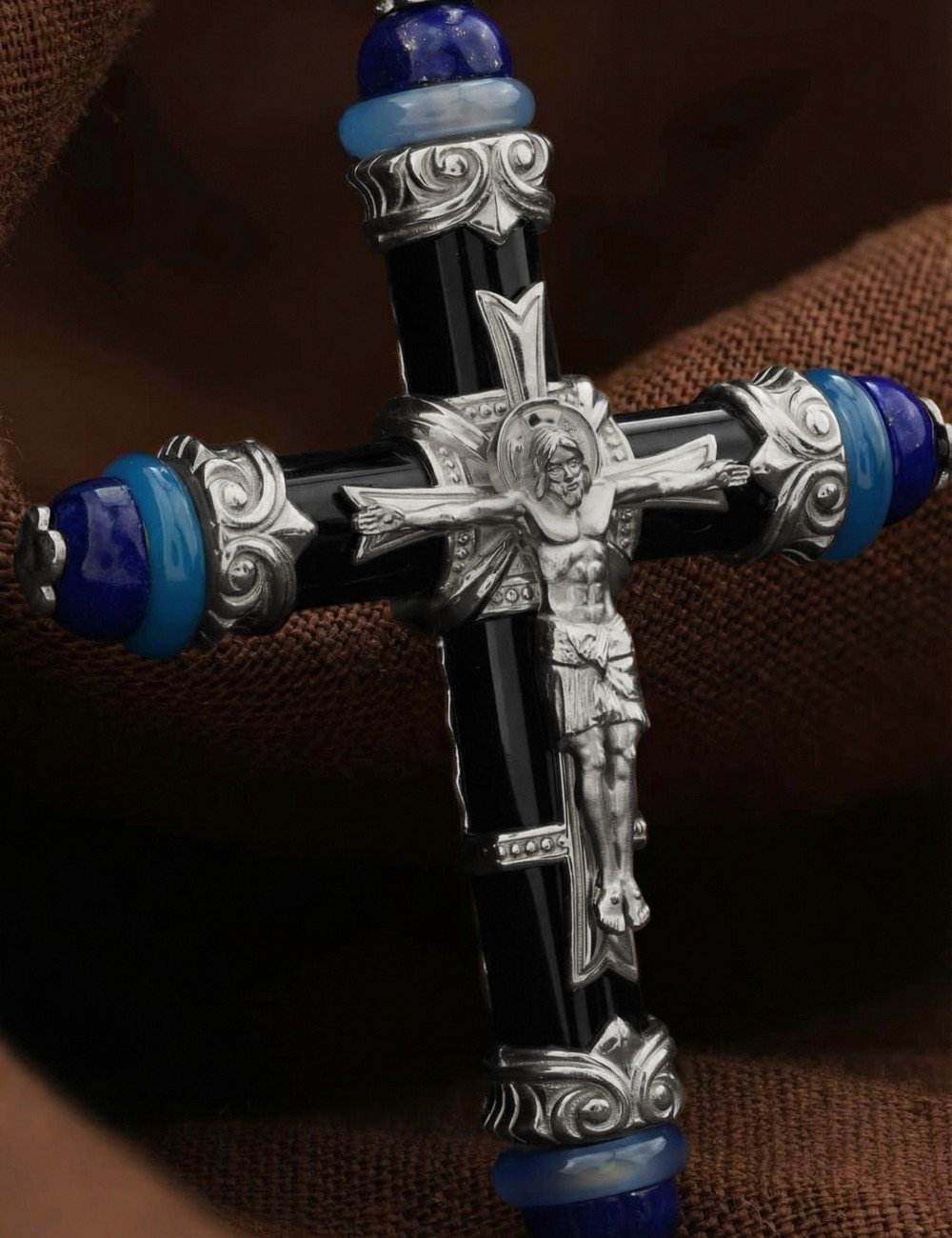 Крест из белого золота c ониксом, агатом и лазуритом