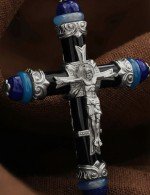 Крест из белого золота c ониксом, агатом и лазуритом