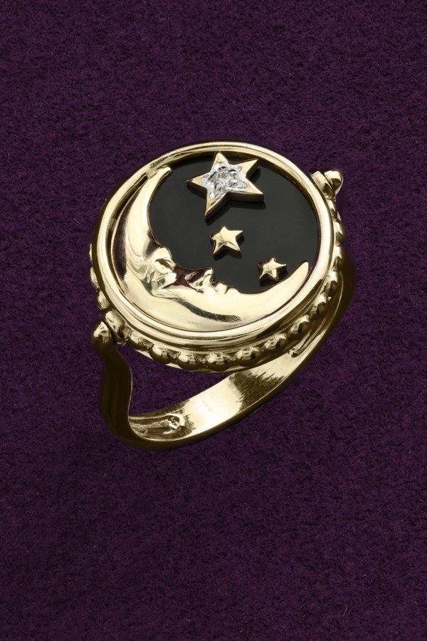 Кольцо из лимонного золота c бриллиантами, ониксом и перламутром