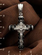 Крест из белого золота c ониксом