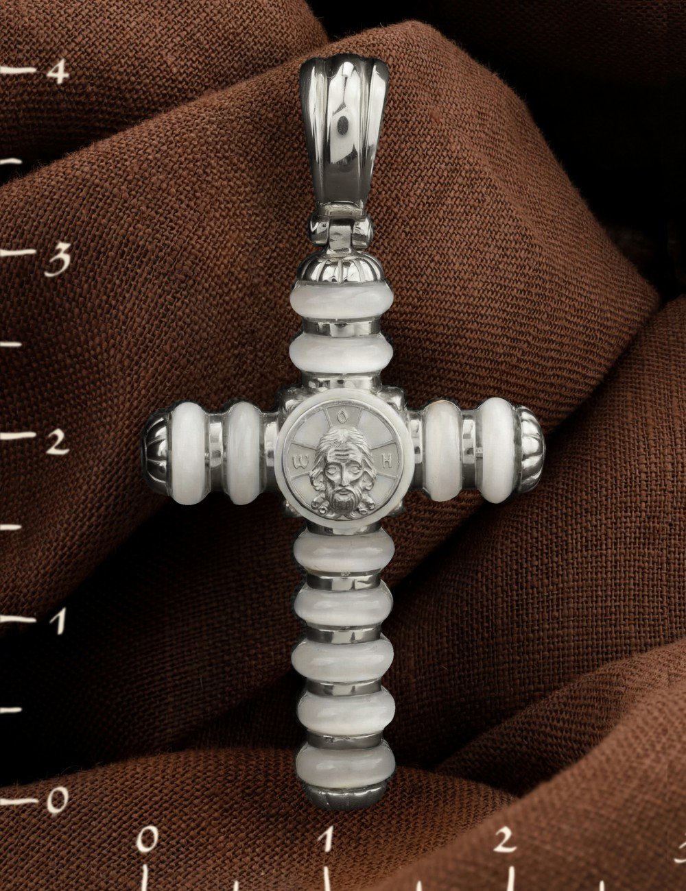 Крест из белого золота c кахолонгом