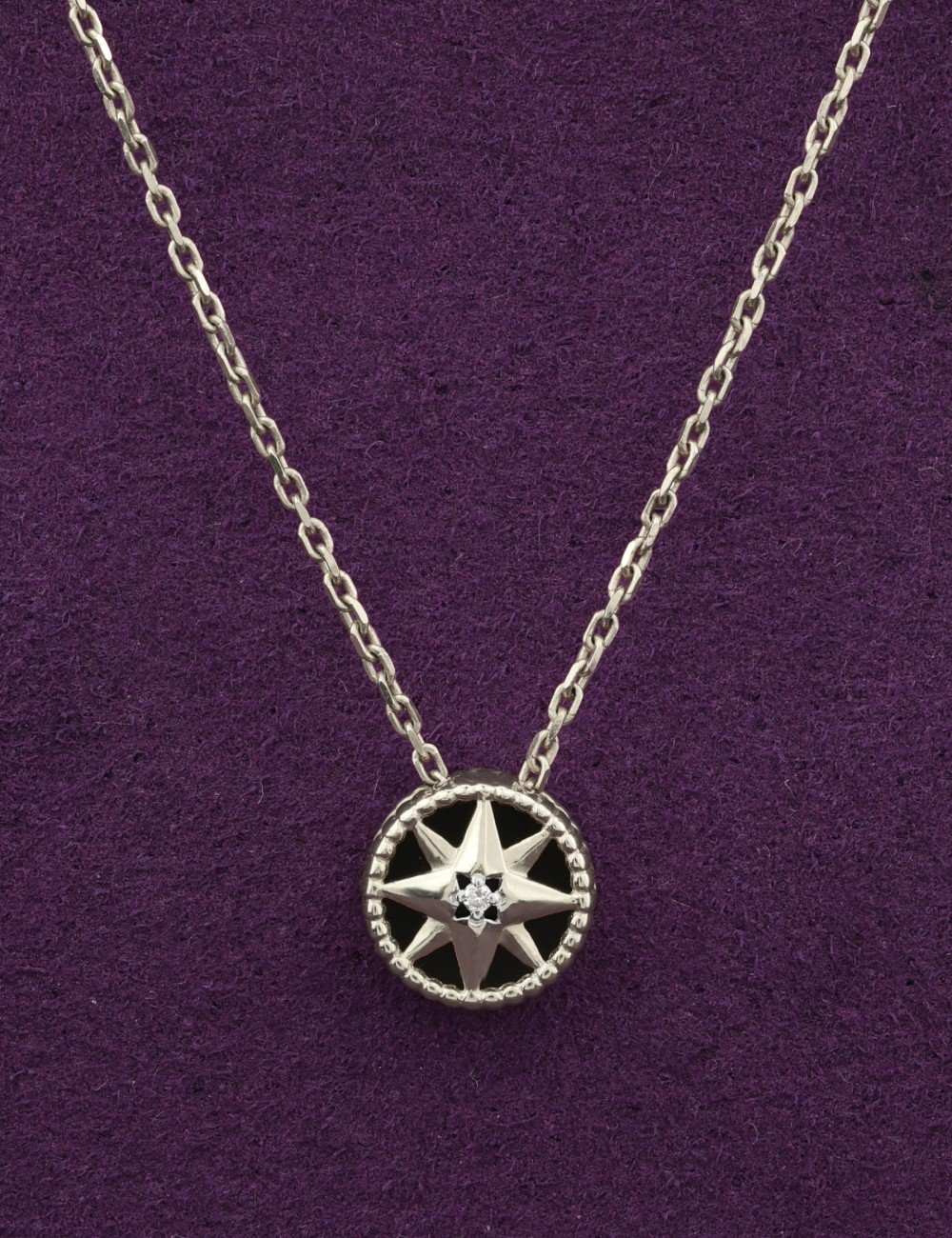 Колье из белого золота c бриллиантами и ониксом