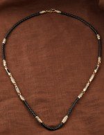 Гайтан из золота c кожаным шнурком и ониксом