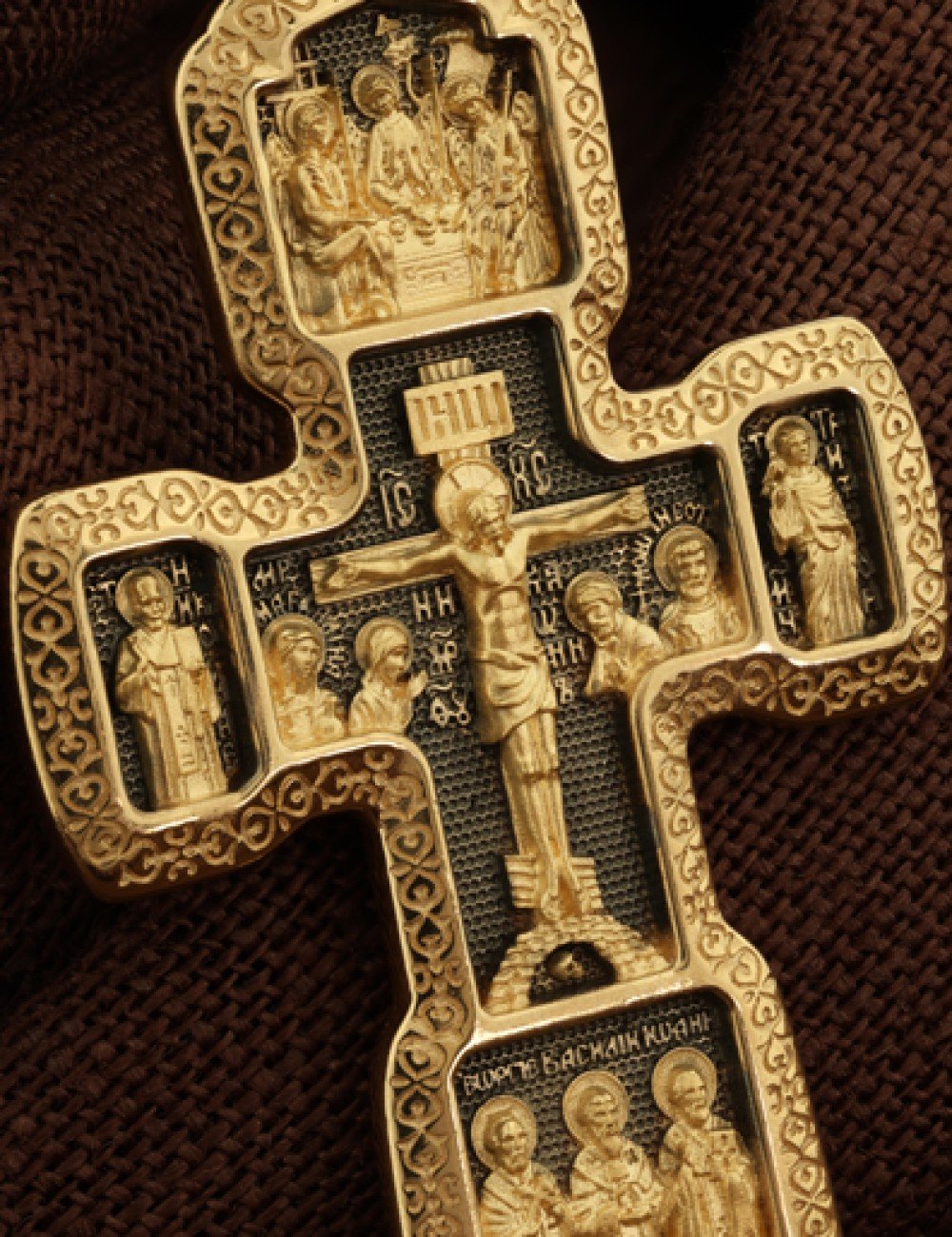 Крест из лимонного золота