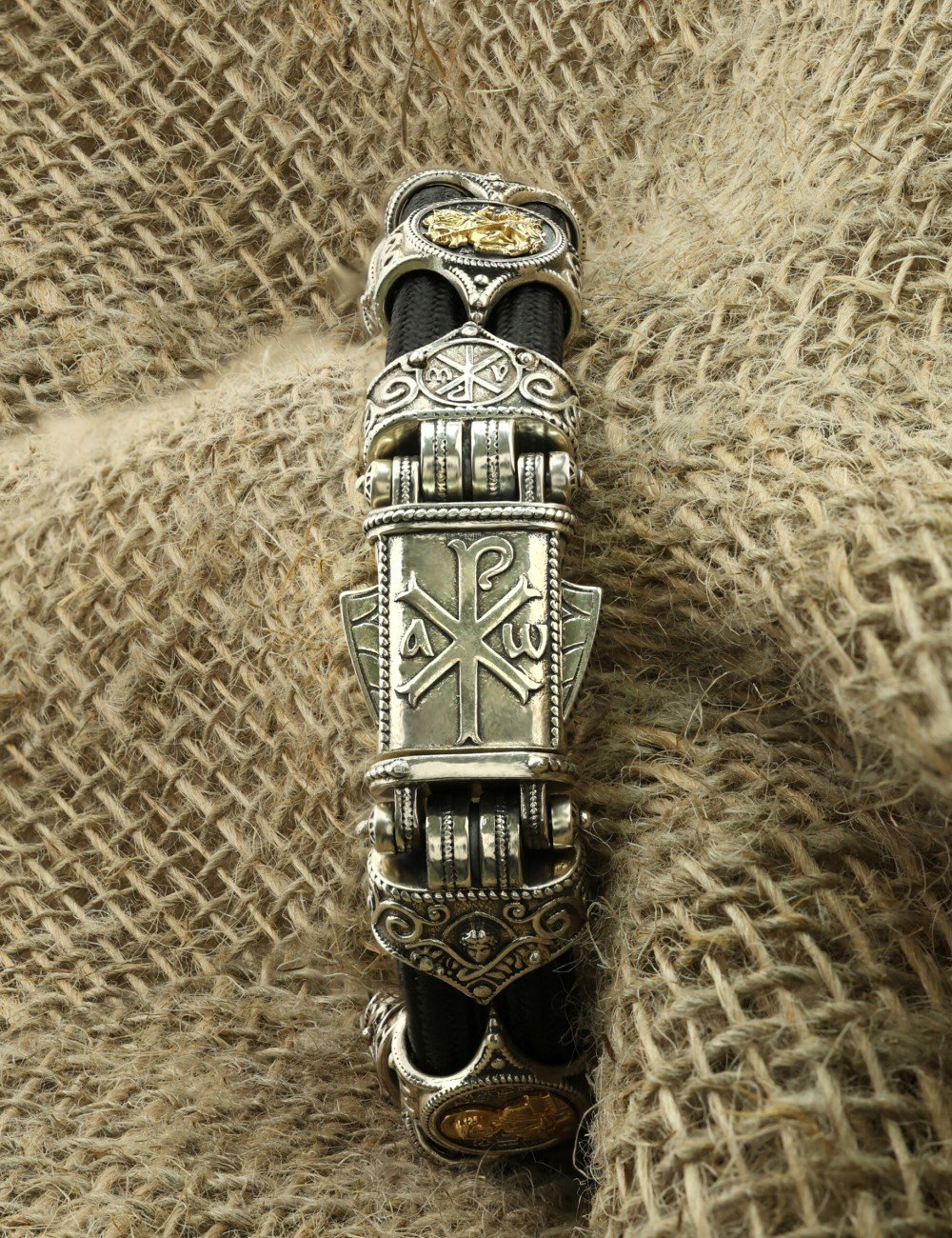 Браслет из серебра и золота c ониксом и шёлковым шнурком