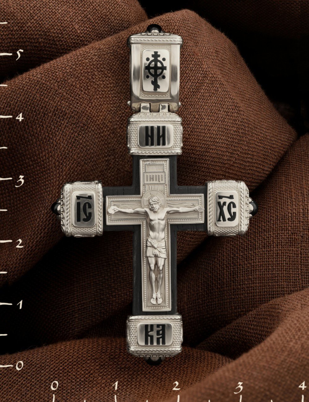 Крест из белого золота c эмалью, ониксом и эбеновым деревом